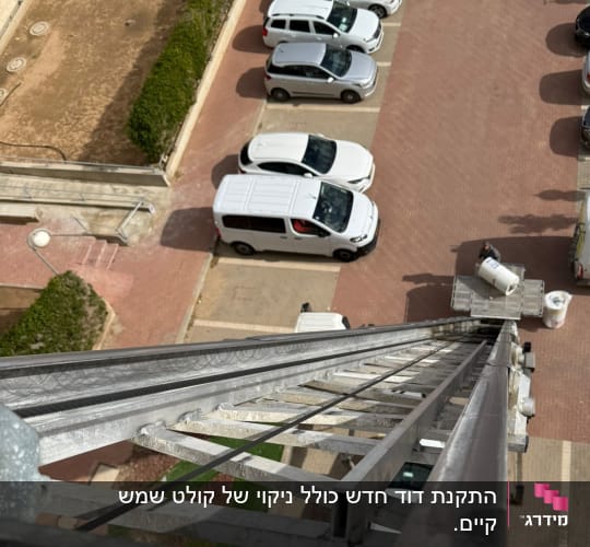 מעלית עבודה עם ציוד על גג רכב בחניון